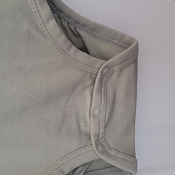 Loulou Lollipop Short Sleeve Unisex Tencel Bodysuit Size 18-24M in "Sage" - Picture 2 of 5